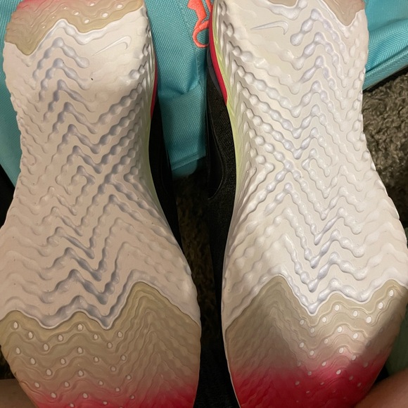 Nike Epic React Flyknit Men’s 8, Women’s 9.5 - Picture 4 of 5